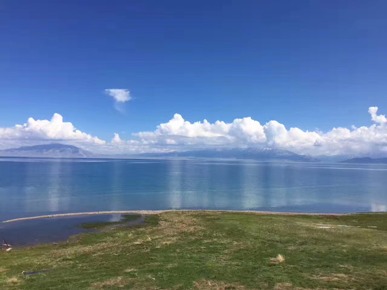 旷野无垠,草甸蓝天,在新疆广袤无垠的天地间穿行