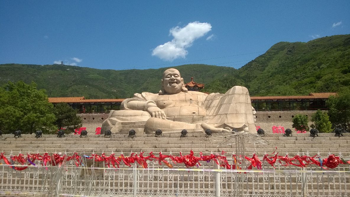 沿途有一些观景台,可拍照山下的十三陵水库.公园进口处有弥勒大