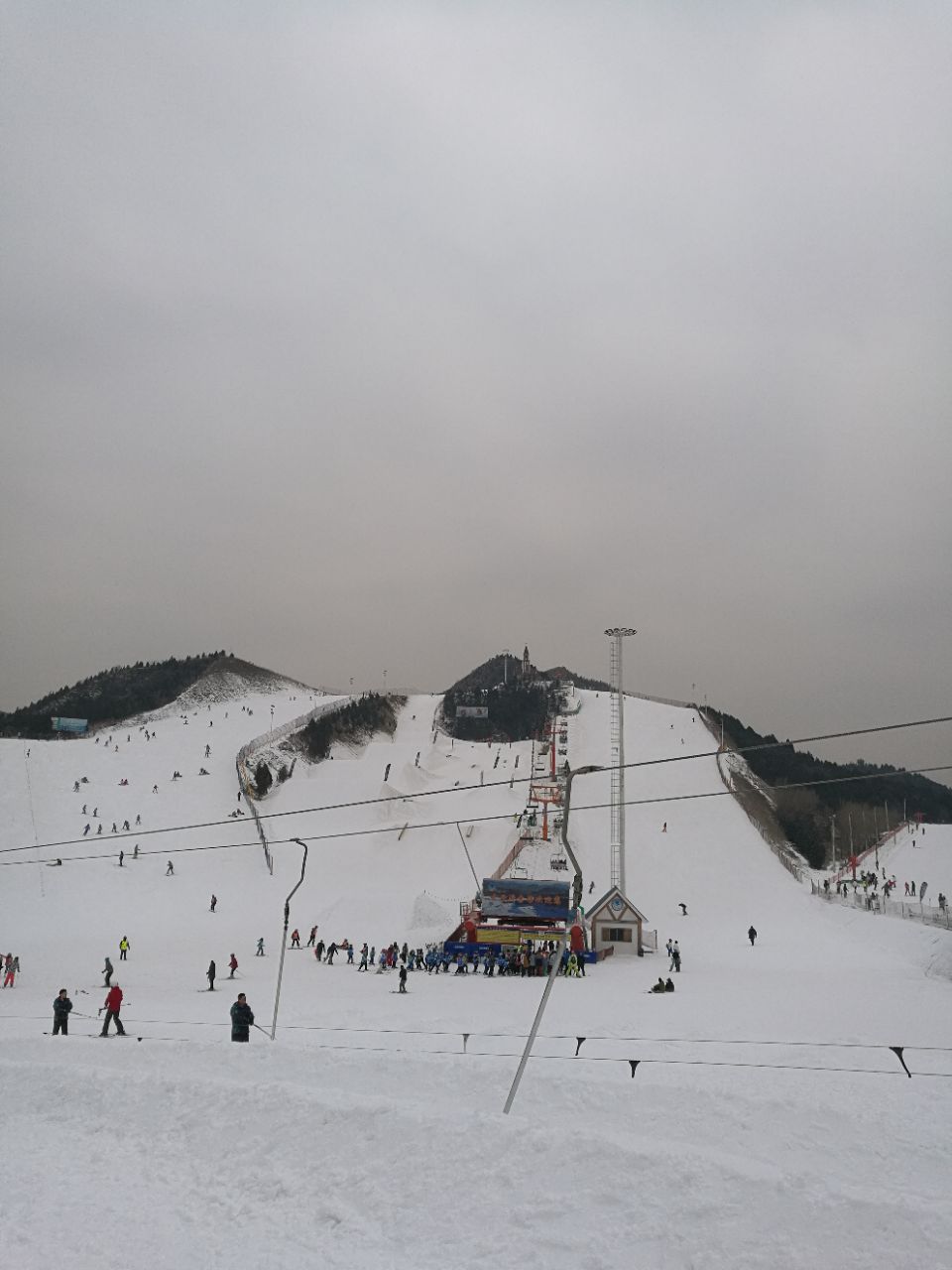 【携程攻略】房山区云居滑雪场景点,相当不错,雪很厚很软,雪道宽适合