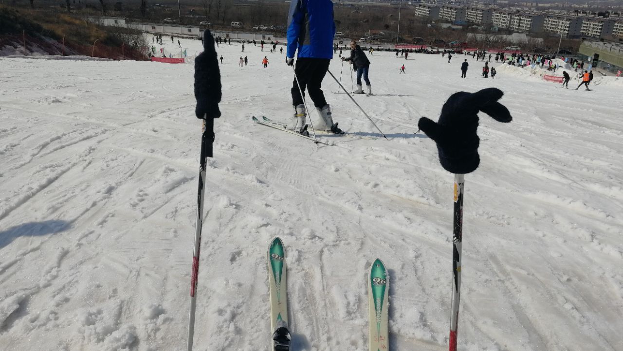 齐乐梦华嬉雪乐园(原梓橦山滑雪场)