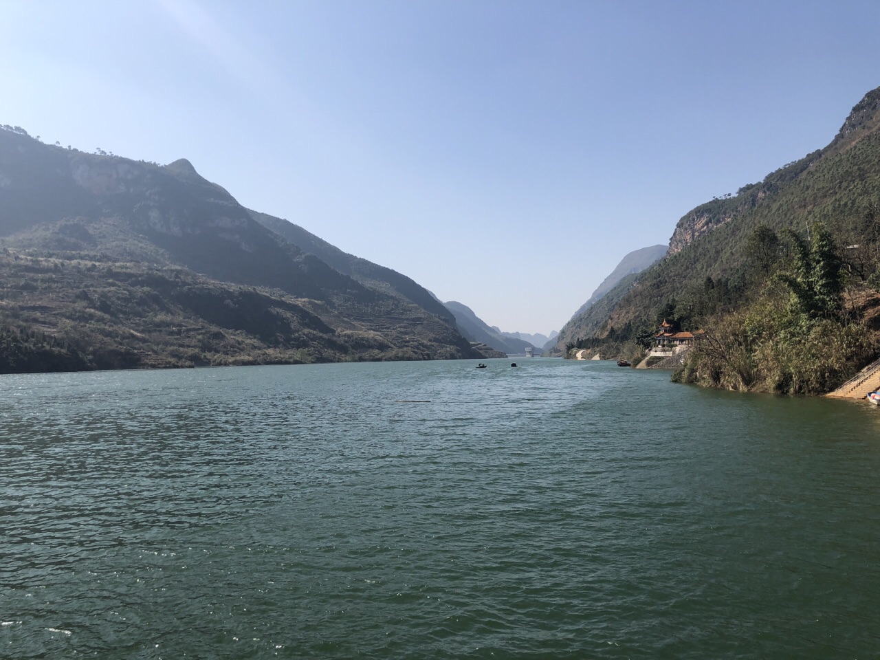 专程从昆明来罗平玩,朋友强烈推荐小三峡风景区,在船上吃东西看风景