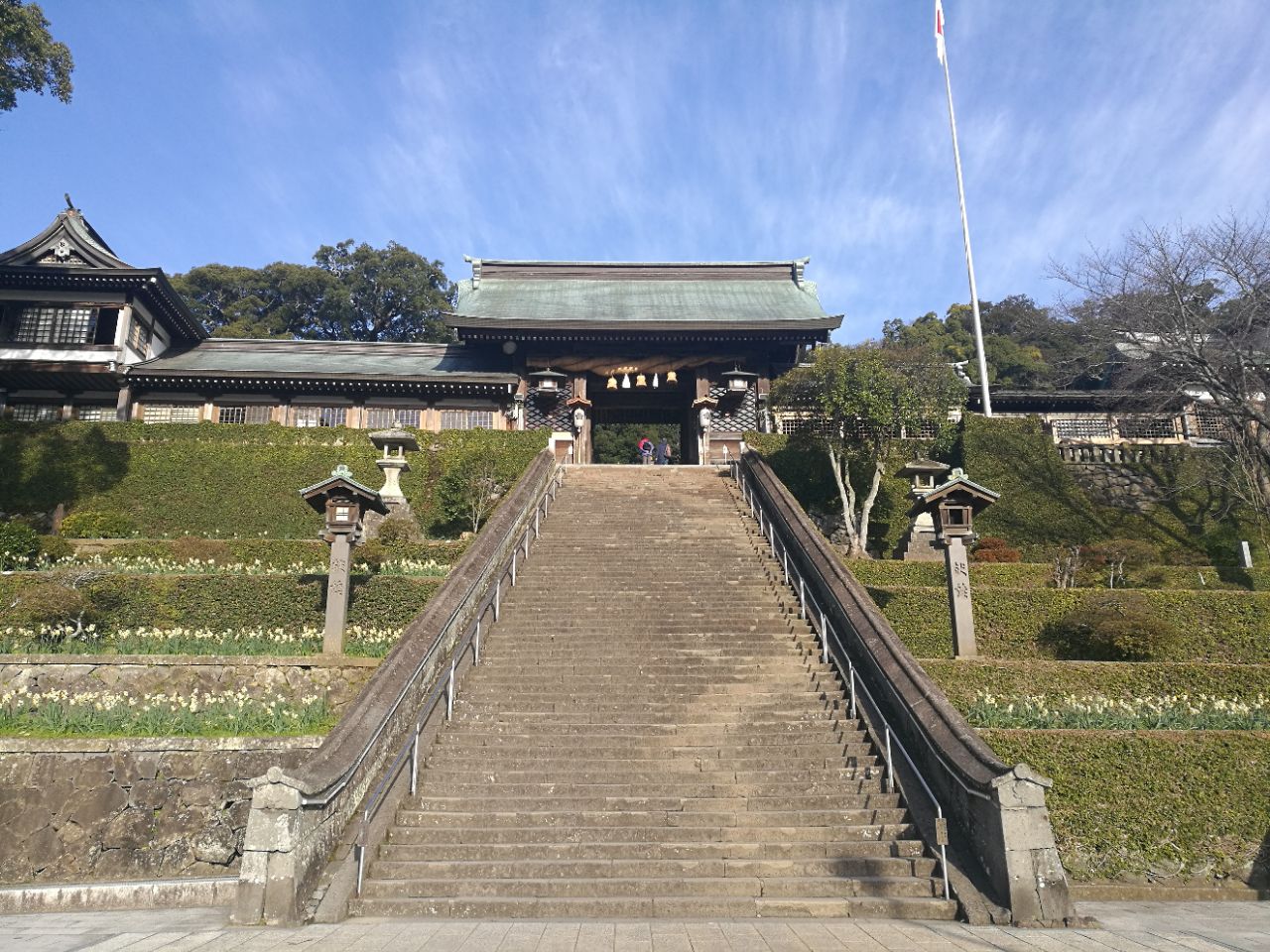 到达,诹访大社是日本三大神社之一在诹访湖周边拥有四处院子的神社