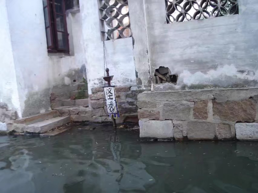 双桥是周庄标志性景点,也是周庄美景的精华地带,属于游客来周庄旅游必需打卡拍照的。所谓双桥,就是两座石拱桥垂直相连,上面爬满了绿色的植被,距今也有百年的历史了。双桥很小很窄,常常会被游人堵住。这里的水不是特别好,乘船会从桥下穿过。粉墙黛瓦和小桥流水构成的周庄,在船的穿梭下,给人一种安宁祥和的感觉。几十年前,著名画家陈逸飞在这里绘画周庄水乡风貌,一经展出,惊艳了外国人的朋友圈,因为这在世界上独一无二的。所以,你在周庄可以经常见到外国人,这已经是外国人必去的中国50个旅游目的地之一。
