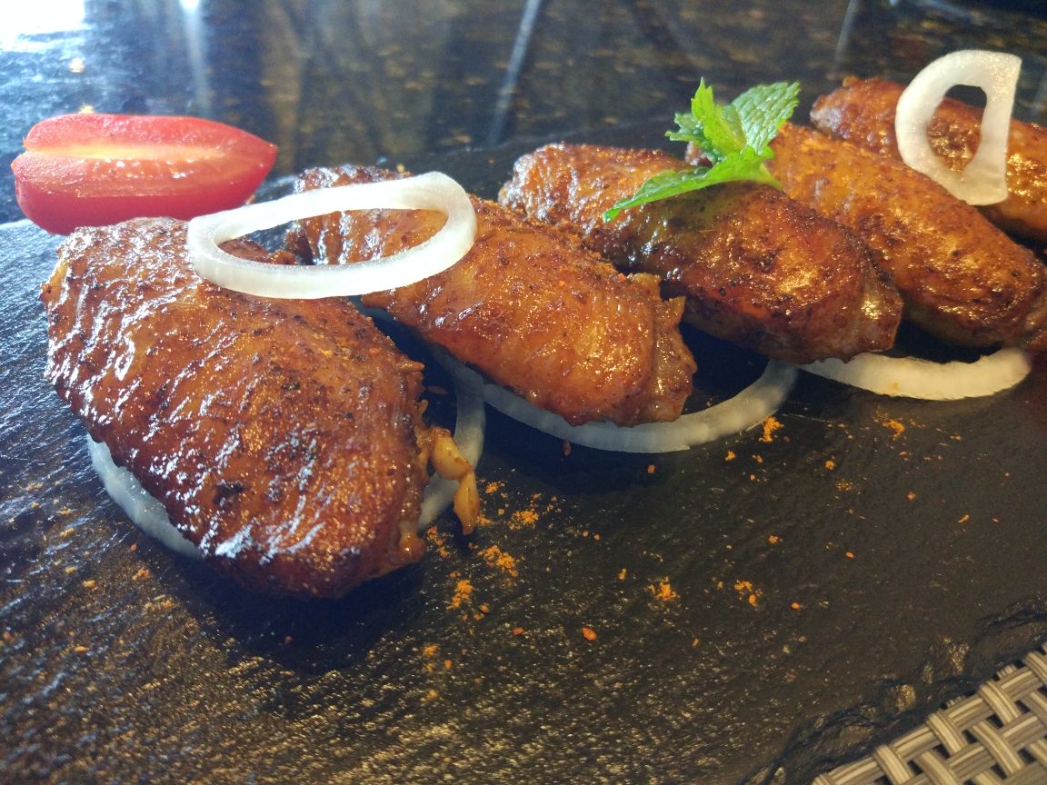 摆盘也不赖,低层用洋葱圈中间5个鸡翅,上面在铺上洋葱圈,两边用小番茄