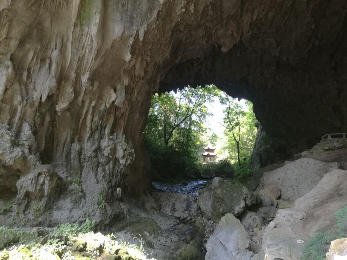 九华大王洞景区与其他溶洞的区别就是洞外还有风景,先坐索道上山,过