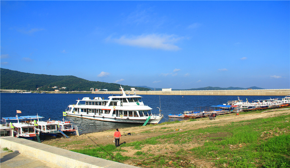 day1:松花湖 松花湖风景名胜区是吉林省著名旅游景区,国家aaaa级景区