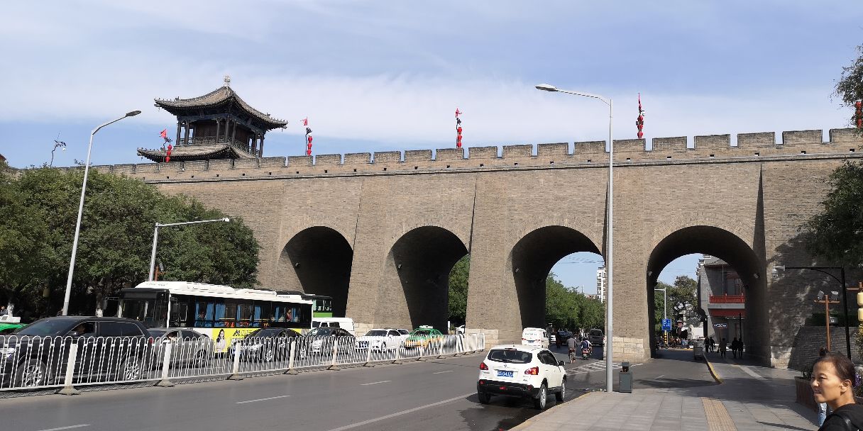 位于西安古城墙端履门里的卧龙寺,可以说是闹市中的一处清幽之地.