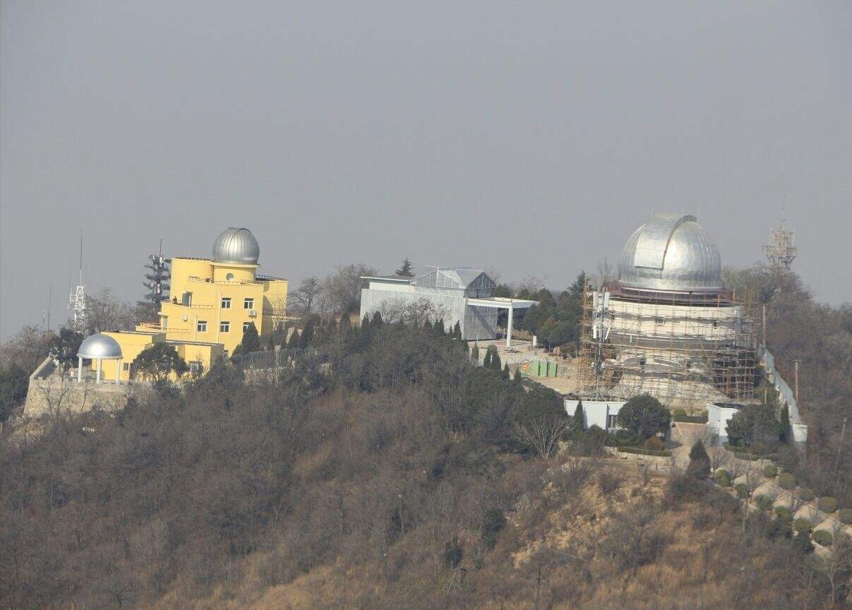 临潼陕西天文台天文观测站位于骊山的凤凰岭,观测站建有天文知识厅