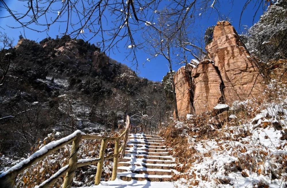 王母山 初晨"雪景