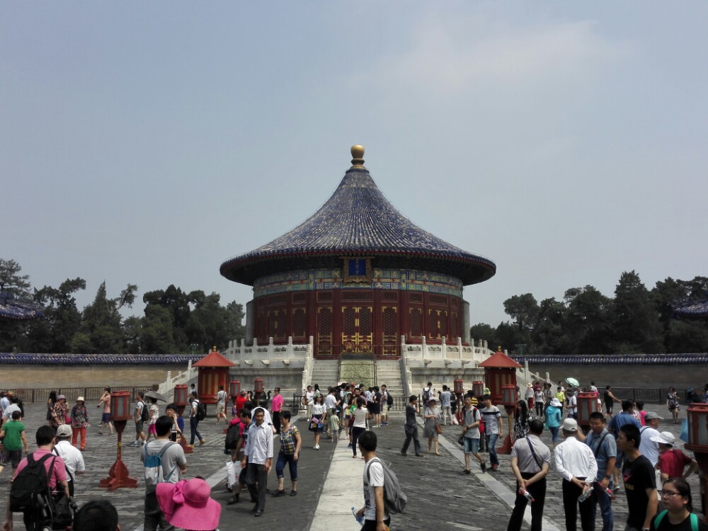 北京有天坛,地坛,日坛,月坛4个公园.天坛是最有名的,是世界文化遗产.