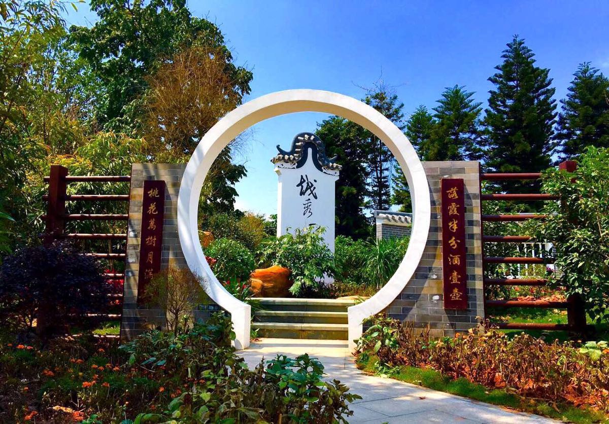 交通方便,位于3号线大塘地铁口。免费公园。
每年春节都有不同主题的花海。2017年为郁金香和波斯菊花海。花海中蜜蜂,蝴蝶成群飞舞。时间充足,可以停下来现场观看沙河粉的制作全过程。
位于广州城市新中轴的南段,公园面积2248.3亩,其中湖心区1422.6亩(水面面积795亩,陆地面积627.