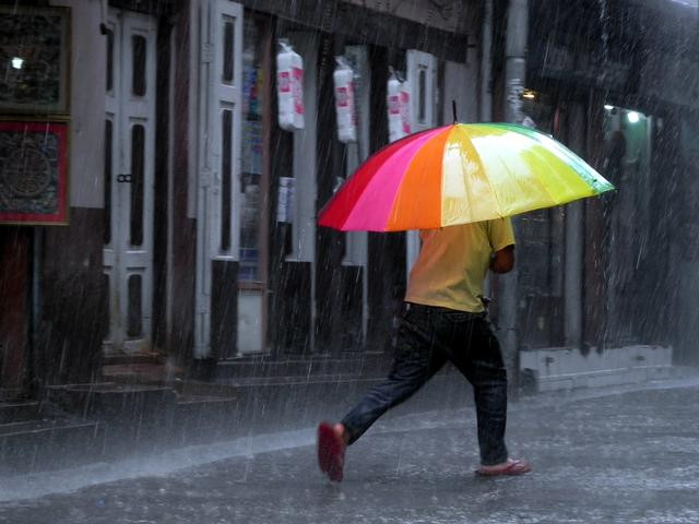 尼泊尔人经常在雨中不打伞穿梭,好像在享受雨点