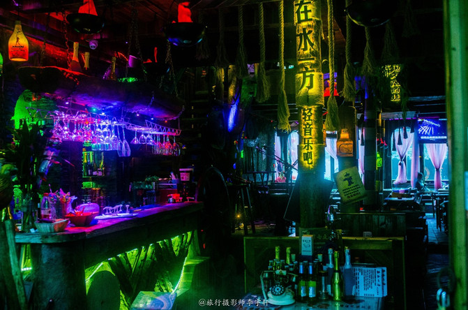 江边的酒吧才开始营业不久,据说夜色中的西塘是最美的,晚上来喝上一杯