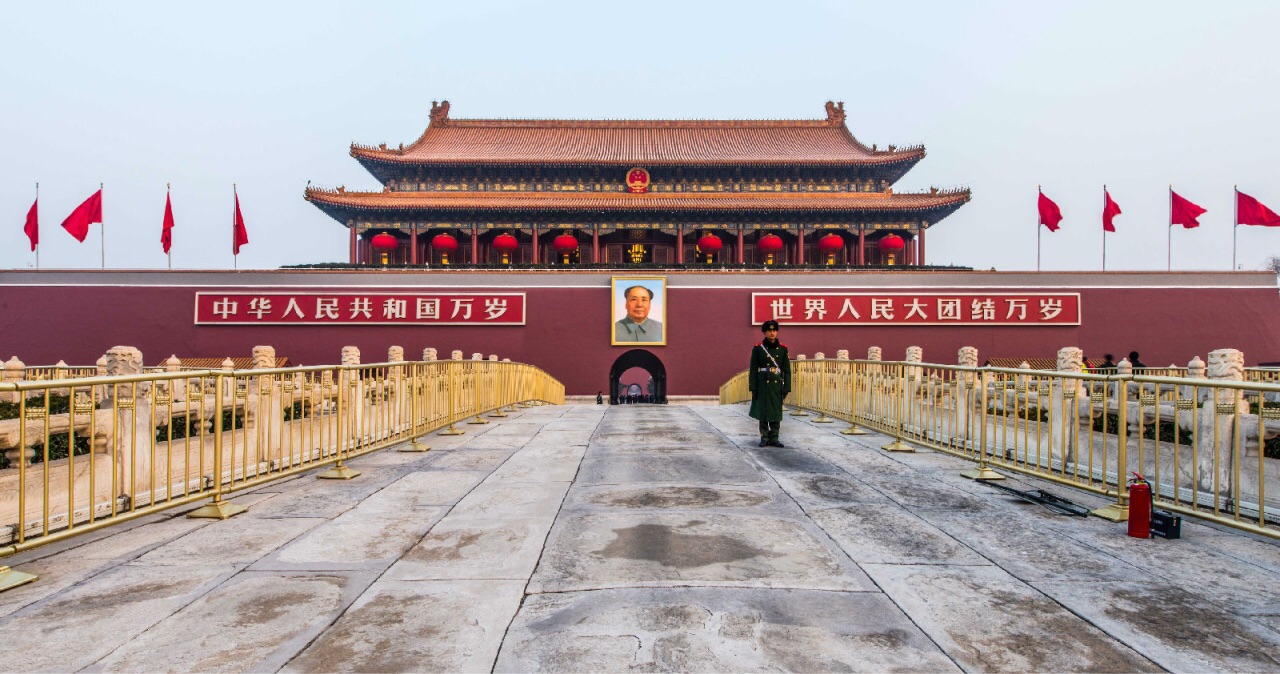 天安门广场,位于北京市中心,地处中国北京东城区东长安街,北起天安门,南至正阳门,东起中国国家博物馆,西至人民大会堂,是世界上最大的城市广场。地面全部由经过特殊工艺技术处理的浅色花岗岩条石铺成。广场中央矗立着人民英雄纪念碑和庄严肃穆的毛主席纪念堂,天安门两边是劳动人民文化宫和中山公园,与天安门浑然一体,共同构成天安门广场。