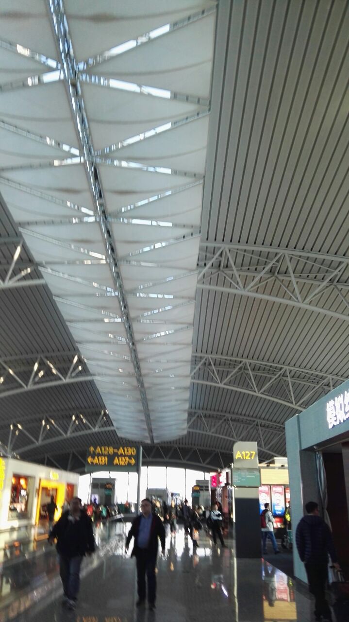 广州机场太大了,幸亏走了晚到通道!