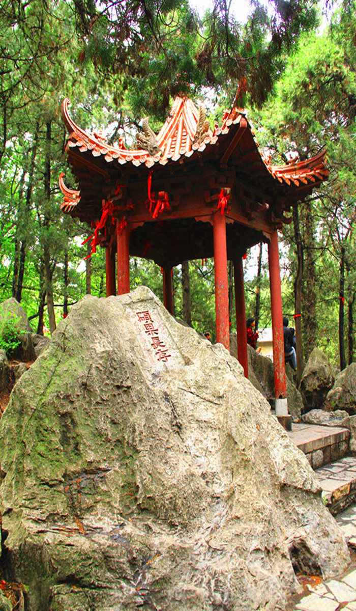 怪石嶙峋的山峪,北起清泉峡,南到飞来峰,西邻卧龙泉,东接翠竹园.