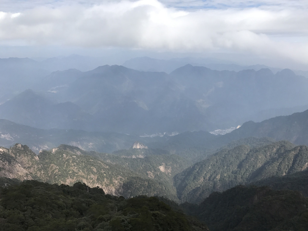 灵秀俏三清:山蒙岩峻雾似海,云秀峰奇水至清