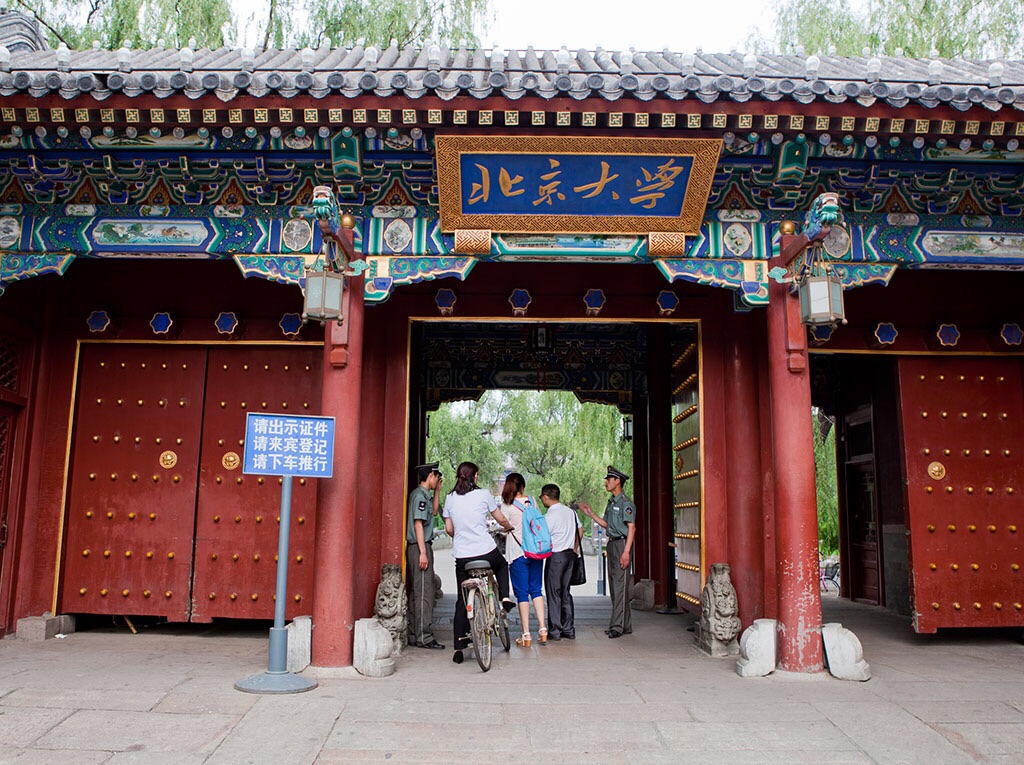 北京大学是中国的最高学府,综合排名也是常年位居第一,在北大的校园