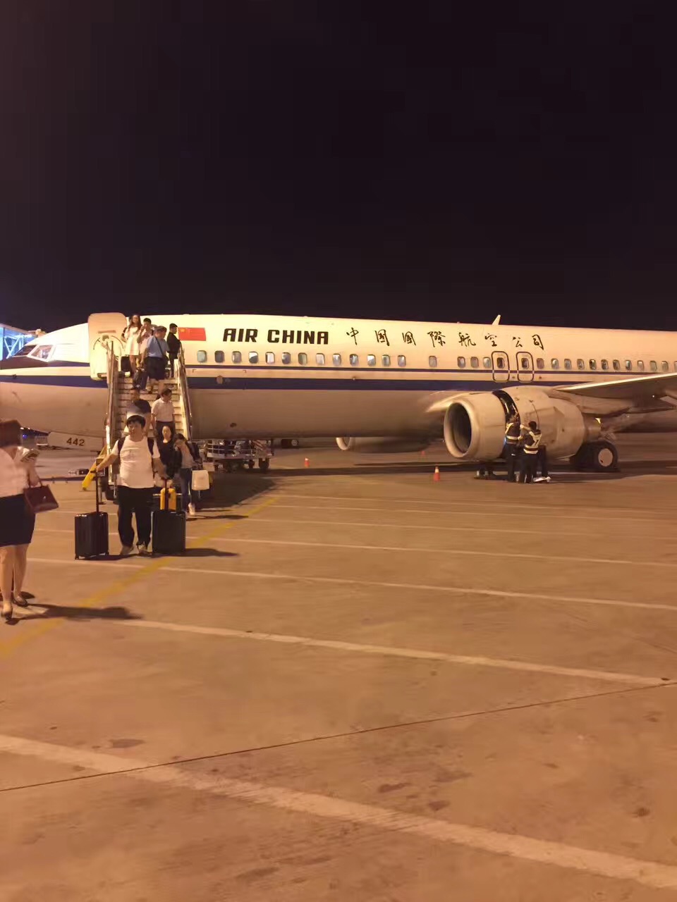 飞机晚点终于晚上凌晨一点多到达北京首都国际机场,机场下飞机后,就