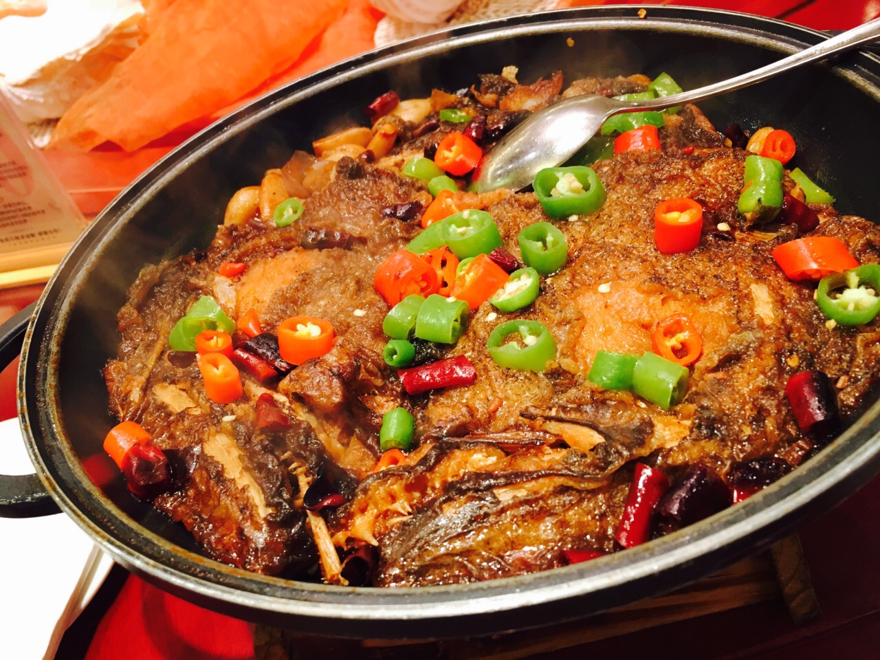蒜香味道也很赞肉脱骨了好吃炸虾仁面糊裹得很薄炸的酥脆加了小香葱