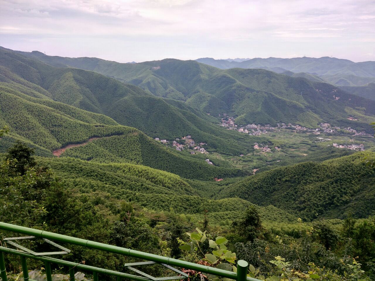莫干山是浙江著名的避暑圣地,山不高但是名宿很多,山上特别凉快,也有