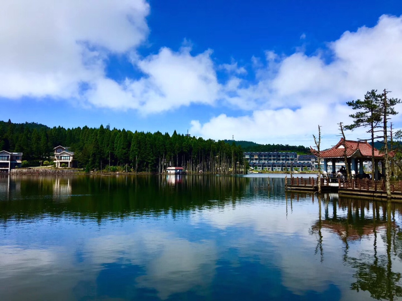 山顶的明月湖感觉很好,沿途风景也挺好的. 2017-10-06有用 ( 0)