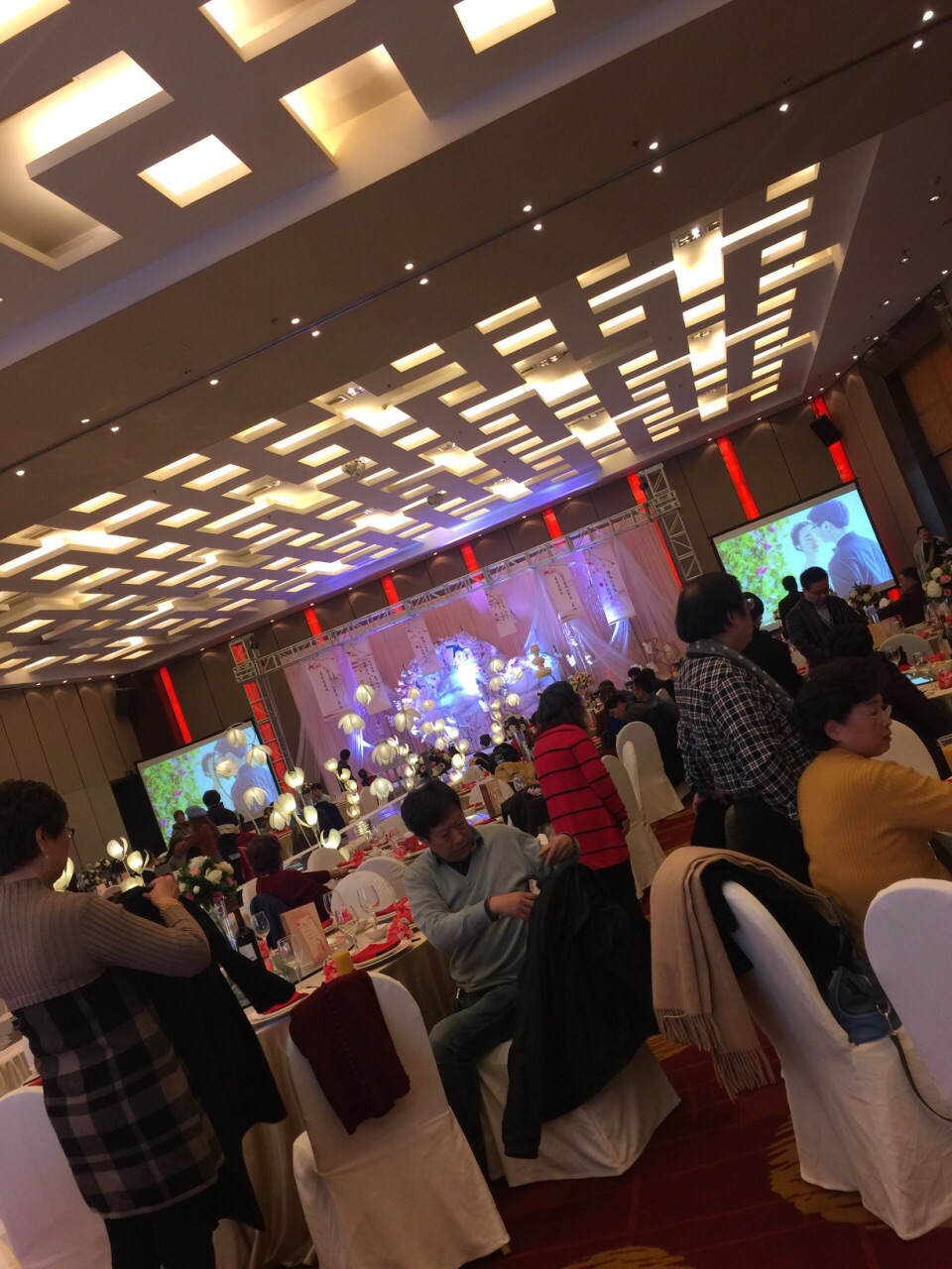 来万丽酒店喝喜酒. 【位置】很方便找,就从中山公园龙之梦进去就行.