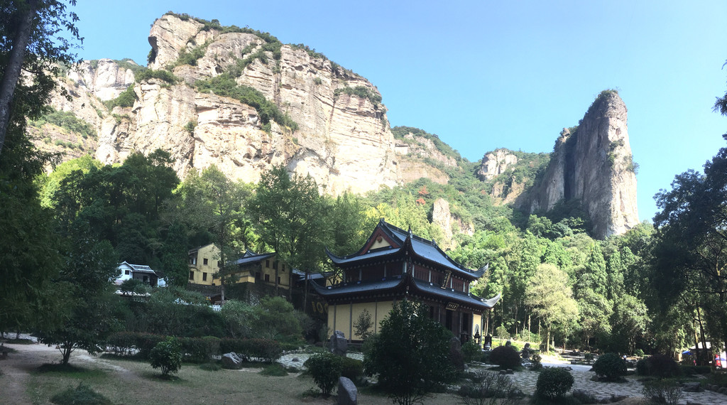 雁荡山前野色清; 水云烟雾半阴晴.