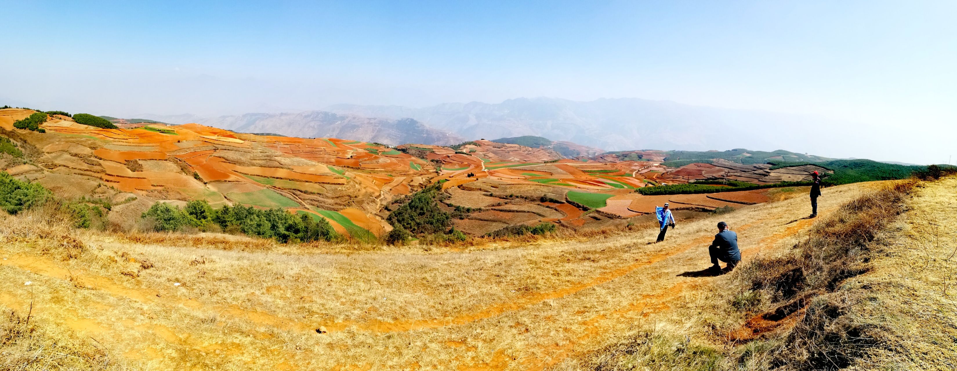 东川红土地包括打马坎看日出,落霞沟,锦绣园七彩坡,乐谱凹,老龙树等