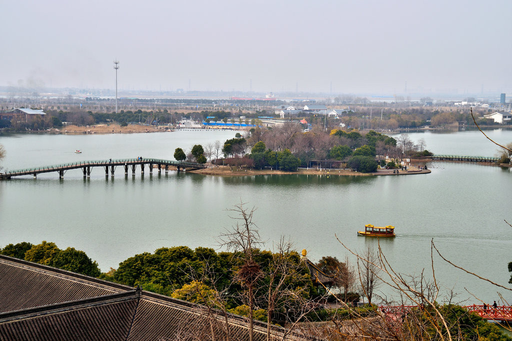 金山湖景区位于金山的西北部.