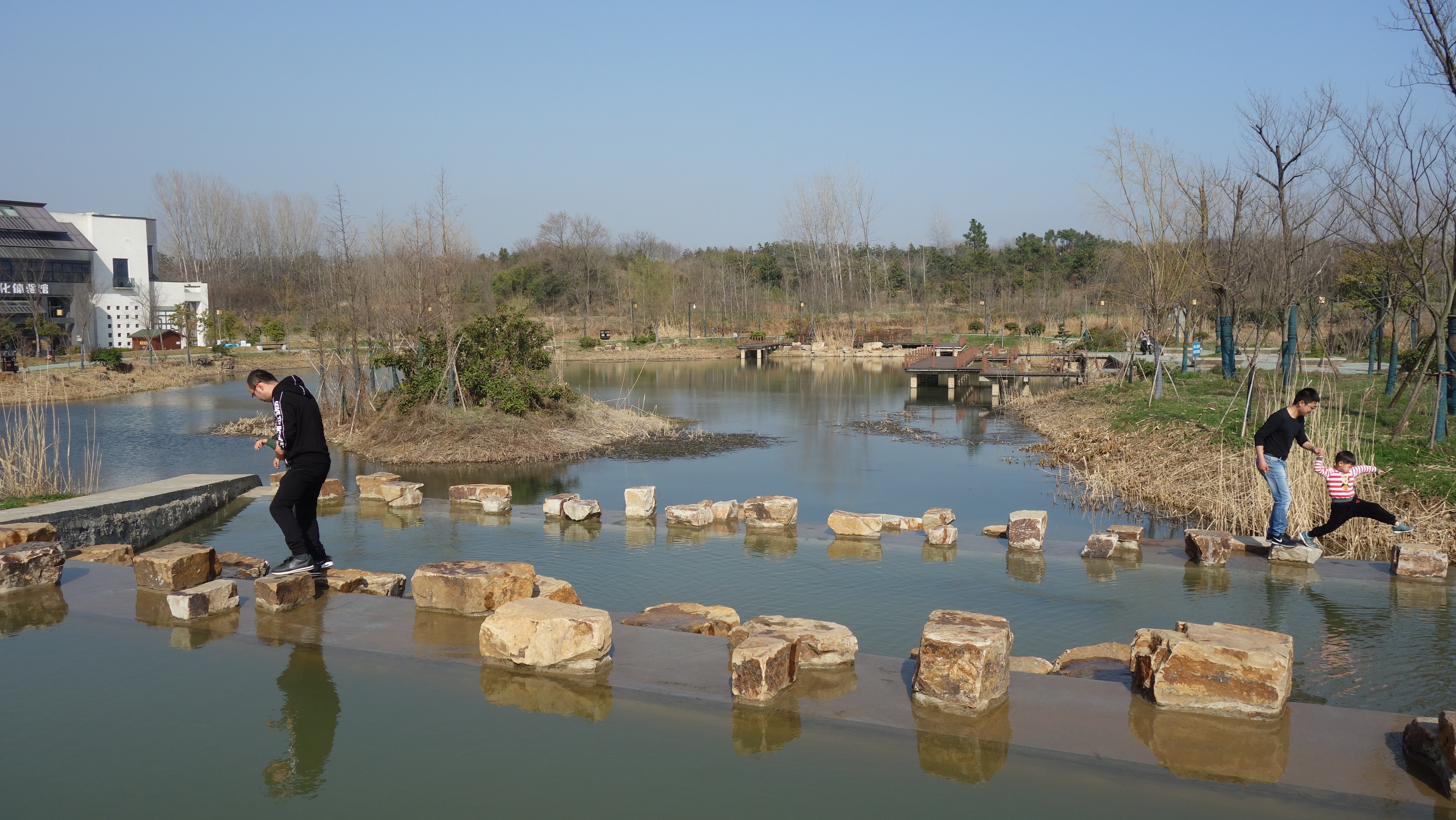 有结合黑潭,青竹,木亭,水车建成了现在的黑石公园.水墨大埝.