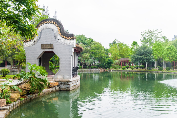 顺峰山公园主要由青山(太平山,神步山),一寺(宝林寺),两湖(青云湖,桂