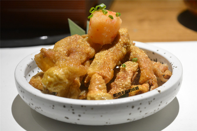 自家果醋炸鸡皮,吃起来香香脆脆的.