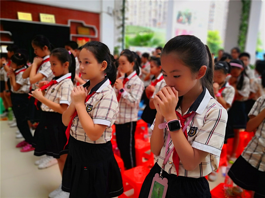 明天学校学生表演手语舞蹈《感恩的心》