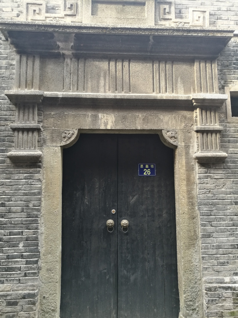 中西合璧的巴洛克风格建筑,在杭州也不多了,乌青的大门,雕花的门楣