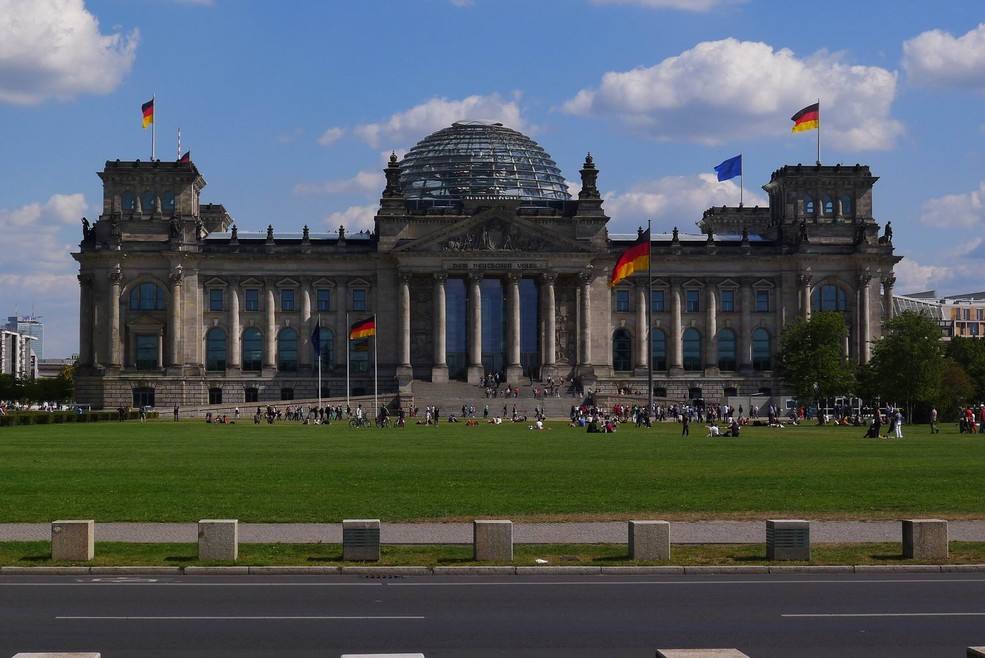 (德语:plenarbereich reichstagsgebaude)是位于德国首都柏林中心区