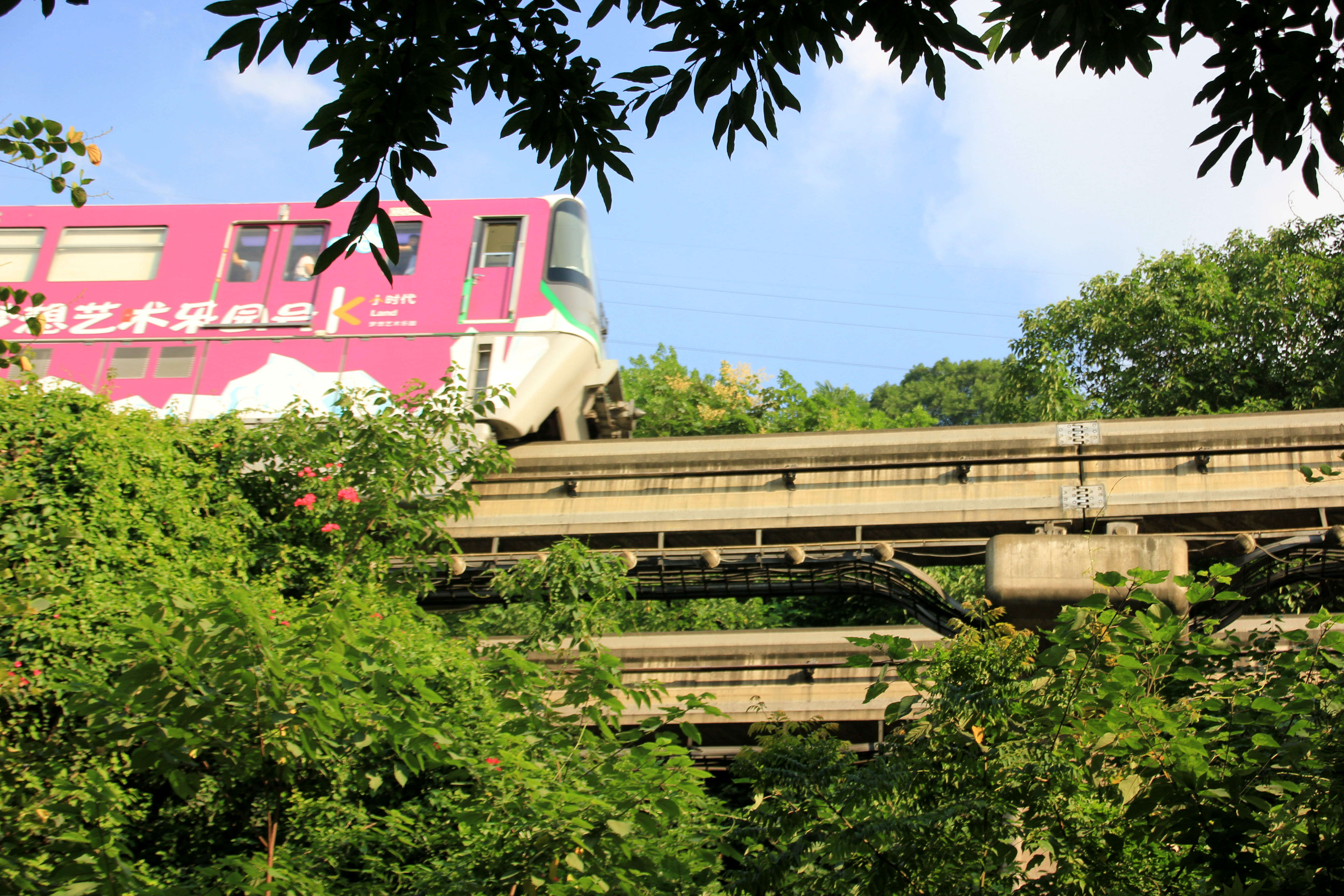 从重庆西站出到较场口轻轨站怎么走