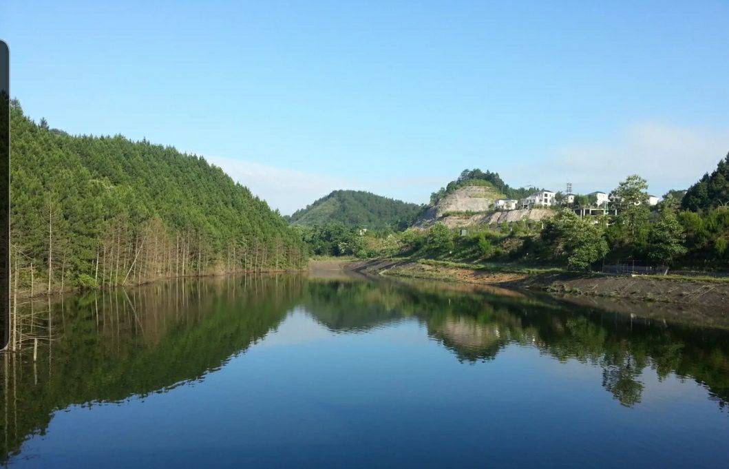 昌南湖畔已成为景德镇市民休闲的好去处,小广场每天早晚都很多人锻炼