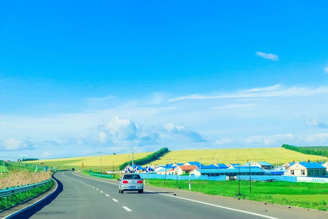 告别草原的土路,我们眼前的道路变成了"高速公路",平整的柏油路面不再