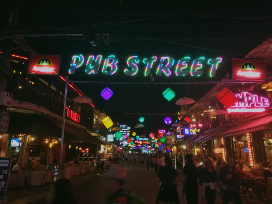 酒吧街在夜市和老市场附近,顺带逛了下酒吧街,基本都是欧美人,我主要