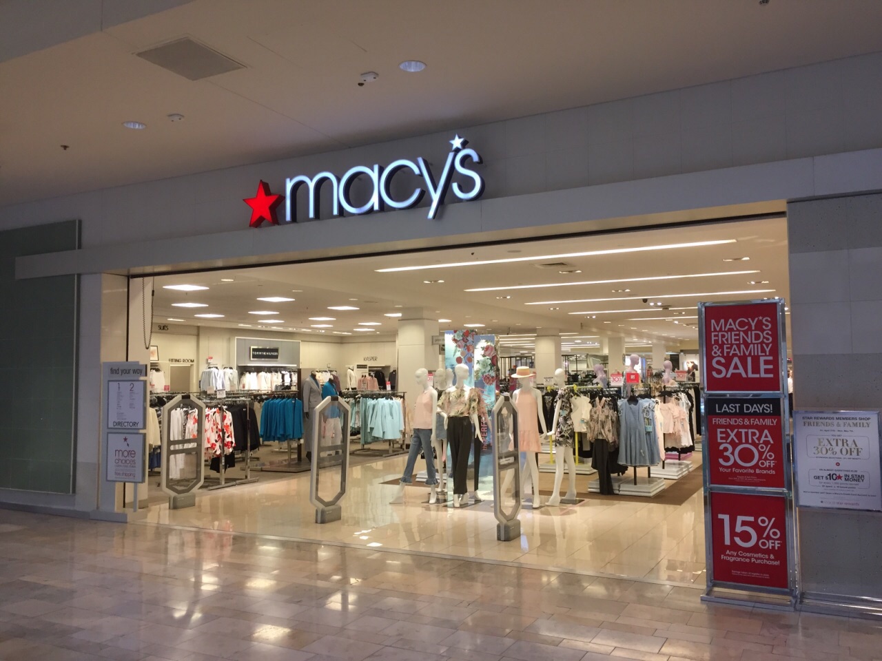 除了大门,这家 macy 还有出入口连接着 fashion show mall,店内以