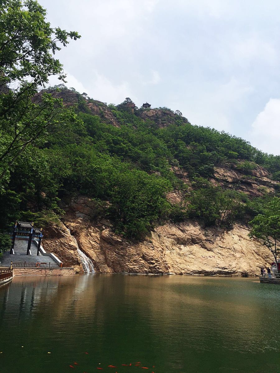 此次爬山让我对登山这项运动有了极大的兴趣,景色秀丽,虽然凤凰山并不