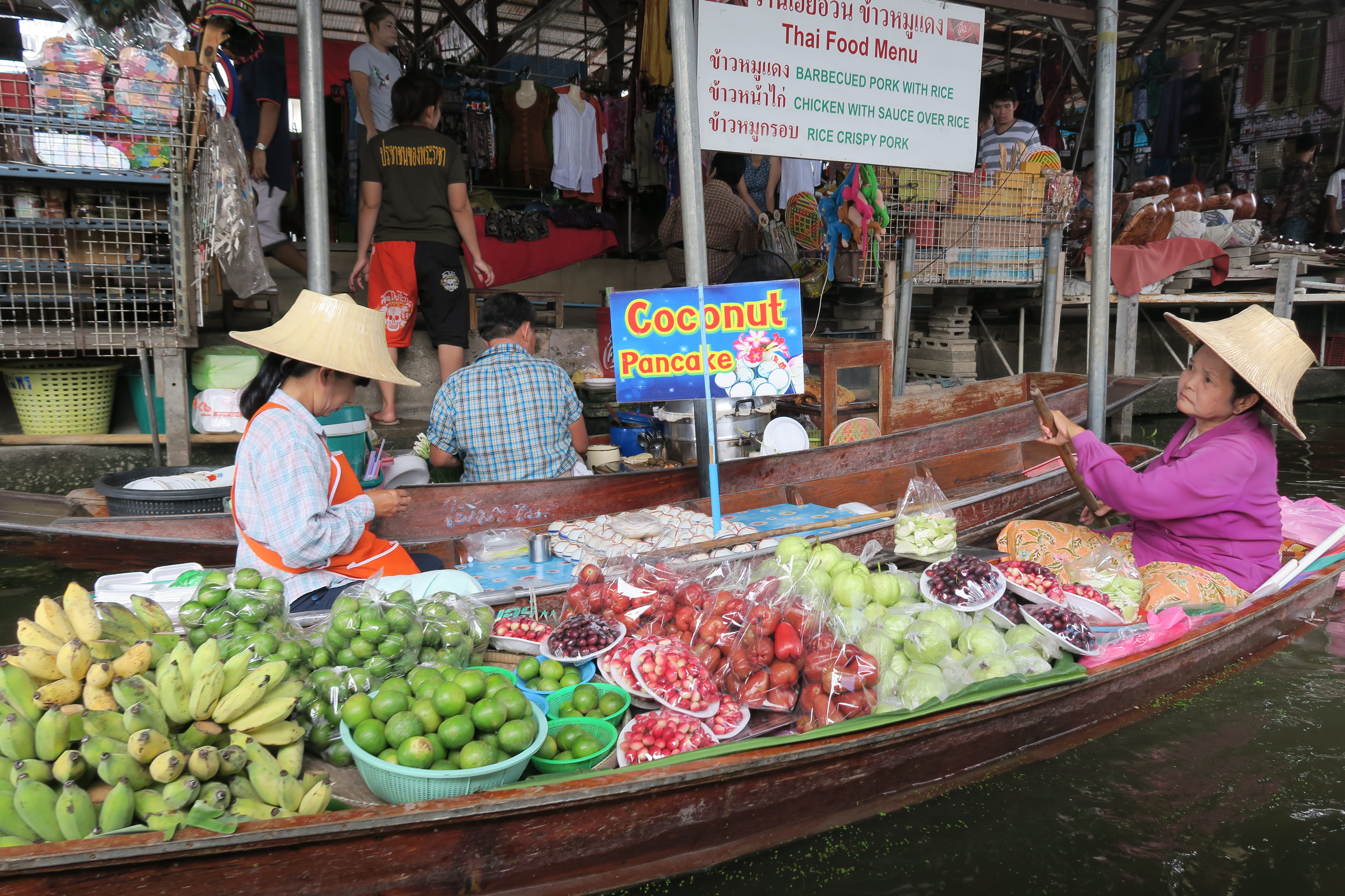 丹嫩沙多(damnoen saduak)水上市场(floatting market)位于泰国叻丕府