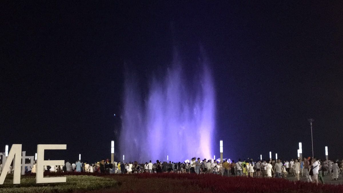 音乐喷泉大连_大连东港音乐喷泉广场航拍_大