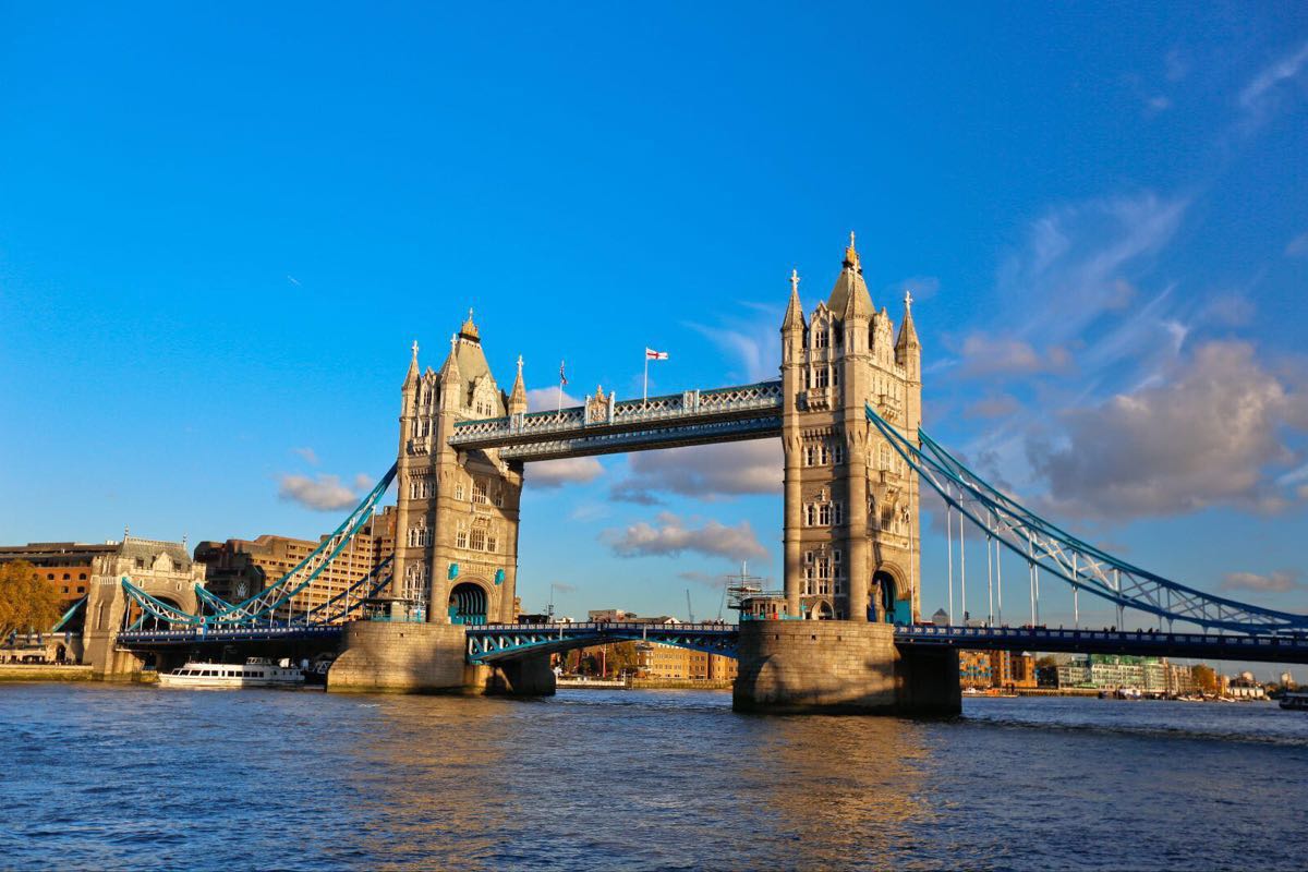 伦敦塔桥可以说是经典中的经典了,它是一座吊桥,是英国的标志性建筑