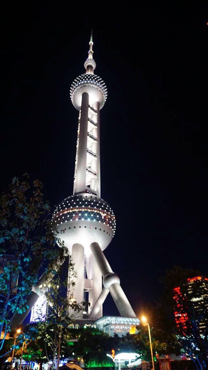 东方明珠夜景很美很适合拍照,好看过任何其他高楼,看下面照片银白配