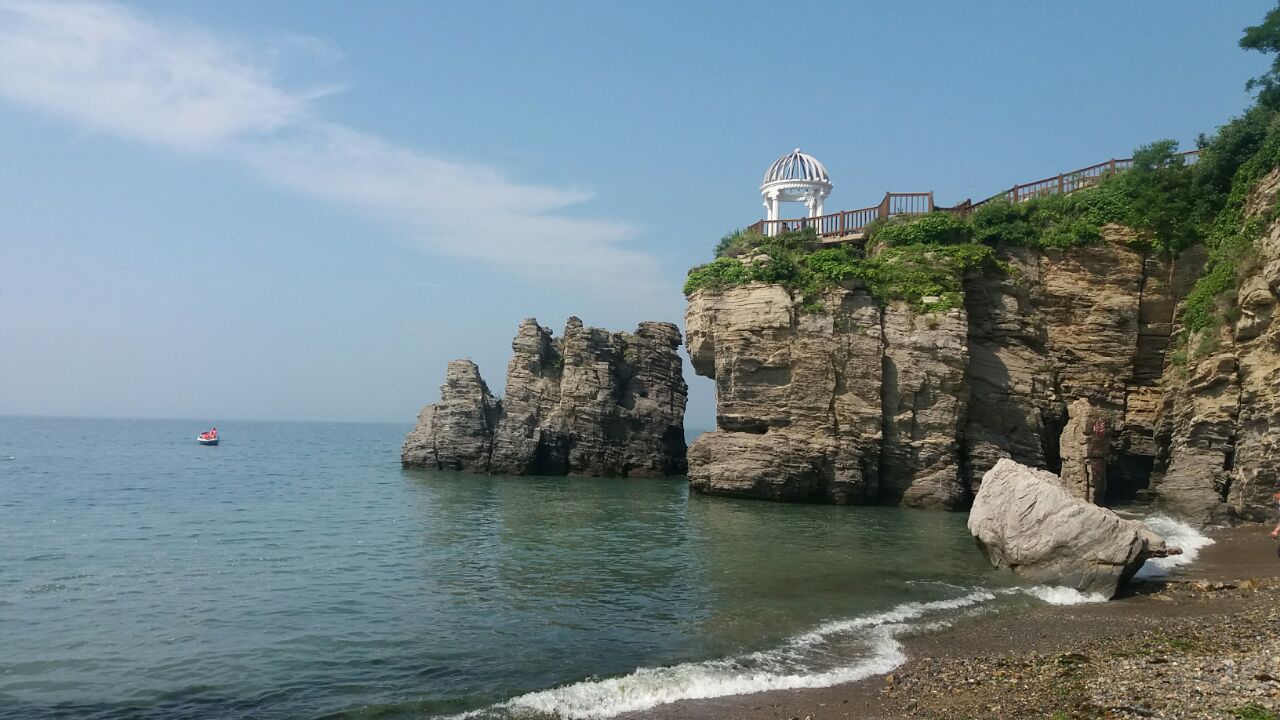 D1-D4: 国内抵达悉尼,建议入住CBD酒店。自己游玩海港大桥、歌剧院、情人港、岩石区、曼丽海滩、bondi海滩和Taronga Zoo。悉尼不建议租车,停车很贵而且交通很拥堵。如果住在CBD可以步行或者坐公交车去海港大桥、岩石区和歌剧院。情人港、曼丽海滩和Taronga Zoo可以在海港大桥附近的环形区坐船去,在船上可以同时欣赏歌剧院和海港大桥,推荐。Bondi海滩公交车可以到达。 D5:悉尼飞墨尔本,墨尔本入住CBD酒店。安顿好后可以市区游览,City Circle是免费的,可以游览市区主要景点的。
