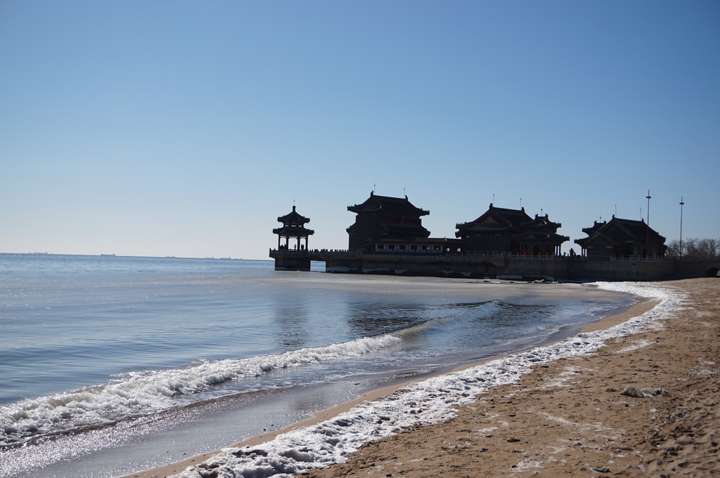海上正对着老龙头的是一座海神庙,供奉着妈祖