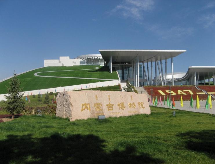 内蒙古博物馆在万达广场往东,在呼和浩特市