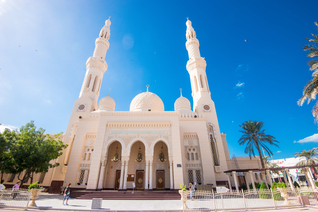 朱美拉清真寺(jumeirah mosque)是迪拜最大最美的清真寺之一.